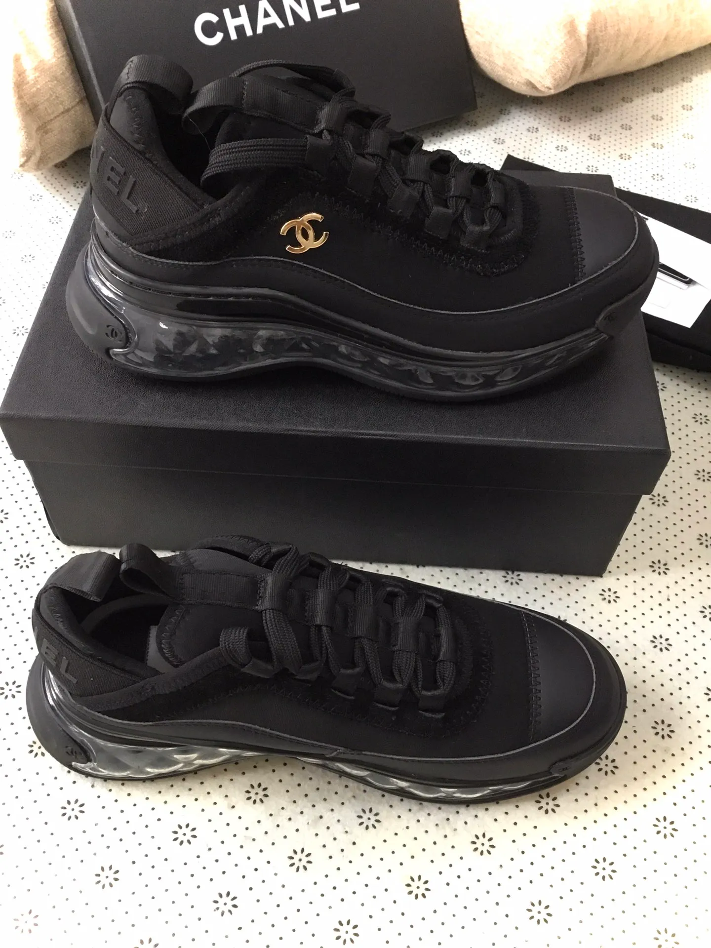 👟👟Ex-factory price 540👟👟 Original CHANEL 2025 Chanel Four Seasons Casual Sports Shoes Original Cover Lasting for Women is made one to one with original lasting technology. Fabric: first layer of silk cowhide with high-elastic lycra and knitted fabric, comfortable and breathable. TPU 3-in-1 ultra-light outsole. Comfortable on the foot. Versatile. Built-in 2 cm brand heightening insole, size: women's 35-41